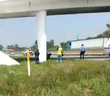 El cuerpo de una persona embolsada fue hallado a un costado de la autopista Veracruz-Córdoba, esta mañana en el kilómetro 300, a la altura de Rancho Trejo, municipio de Amatlán.El cadáver ya estaba en avanzado estado de descomposición.