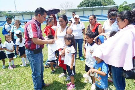 Preescolares festeja la semana nacional de cultura física y deporte en el estadio héroes de Tlapacoyan.

