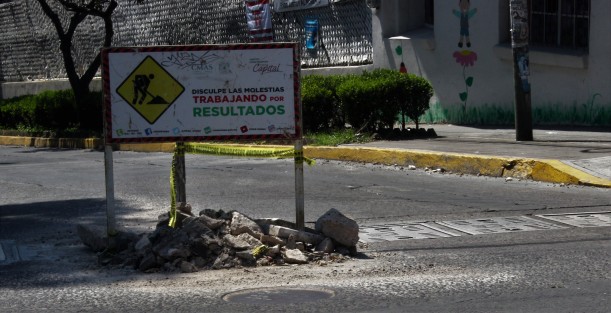 Para anunciar que se está trabajando que se tenga cuidado siguen las señales con el logo del ayuntamiento pasado, del PRI, a cuatro meses ya de esta nueva administración.   