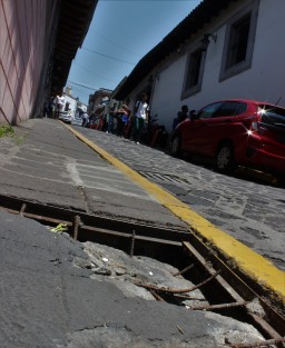 Así Xalapa en el primer cuadro y afuera del  Palacio Municipalen donde entran y salen los regidores, síndico, funcionarios y hasta el mismo alcalde; este es el cambio que se quiere ver, que esto ya no se vea, que se vean reflejados los impuestos que producen los xalapeños.