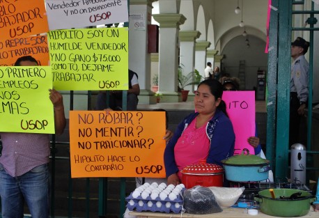 Vendedores toman el Palacio Municipal porque según ellos fueron desalojados de su lugar de trabajo.