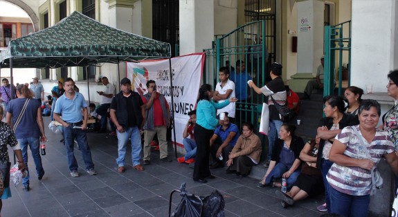 Vendedores toman el Palacio Municipal porque según ellos fueron desalojados de su lugar de trabajo.