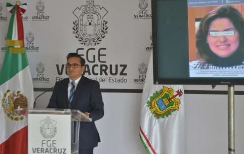 El fiscal Jorge Winckler Ortiz anunció en conferencia de prensa la solicitud a la PGR para emitir la alerta migratoria y emitir la ficha roja para la búsqueda y localización de  Carol Jéssica Moreno Torres, ex oficial mayor de la SEV, señalada de daño  patrimonial por 100 mdp.   