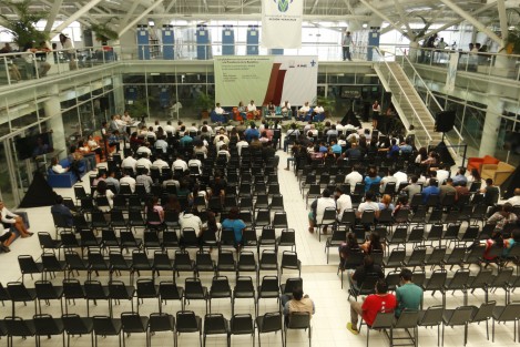Como suele ocurrir en eventos que buscan involucrar a universitarios en temas de interés para la sociedad, luego de permanecer unos minutos en la inauguración del mismo, una gran parte de los jóvenes optaron por continuar con otras actividades.  