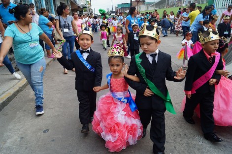 Un gran número de pequeñines participaron en el desfile de la primavera que se realizó este jueves en las principales calles de la zona centro de Tlapacoyan.