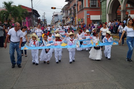 Un gran número de pequeñines participaron en el desfile de la primavera que se realizó este jueves en las principales calles de la zona centro de Tlapacoyan.