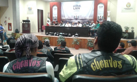 Motociclistas de varias agrupaciones que se oponen a que se les obligue a portar un número en chaleco y casco, llegaron hasta el Congreso del Estado, a donde fueron atendidos por la diputada Patricia Rodíguez Cueto, personal de Tránsito y de Derechos Humanos. 