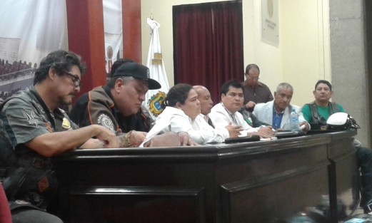 Motociclistas de varias agrupaciones que se oponen a que se les obligue a portar un número en chaleco y casco, llegaron hasta el Congreso del Estado, a donde fueron atendidos por la diputada Patricia Rodíguez Cueto, personal de Tránsito y de Derechos Humanos. 
