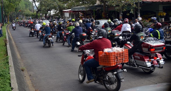 Cientos de motociclistas partieronesta mañana del Panteón Xalapeño en caravana, para recorrer las principales calles de la capital,  en protesta por una ley la cual pretende  que utilicen un chaleco rotulado con el número de placa de su moto. 