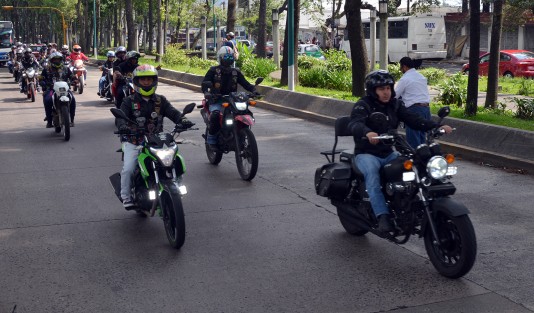 Cientos de motociclistas partieronesta mañana del Panteón Xalapeño en caravana, para recorrer las principales calles de la capital,  en protesta por una ley la cual pretende  que utilicen un chaleco rotulado con el número de placa de su moto. 