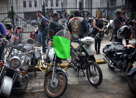 La marcha se dirigió al Congreso del Estado, donde se reunirían  con diputados de la comisión de seguridad, a la cual solo acudieron algunos.
