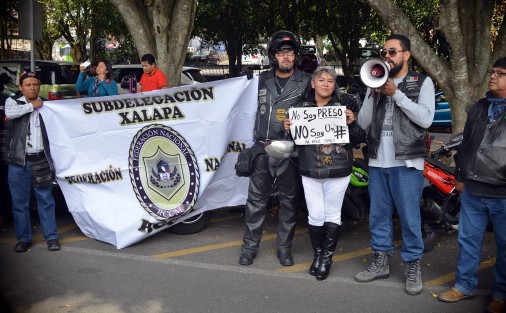 La marcha se dirigió al Congreso del Estado, donde se reunirían  con diputados de la comisión de seguridad, a la cual solo acudieron algunos.