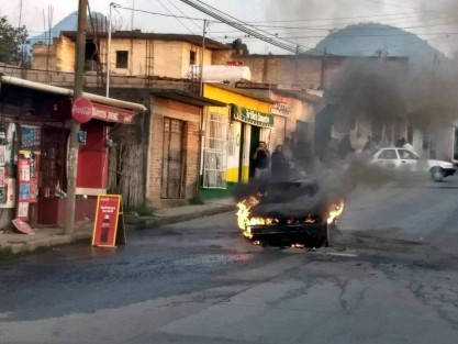 La mañana de este viernes, en el bulevard Emiliano Zapata de Fortín, Ver., una camioneta quedó completamente calcinada, luego de que un cortocircuito provocara que se incendiara.