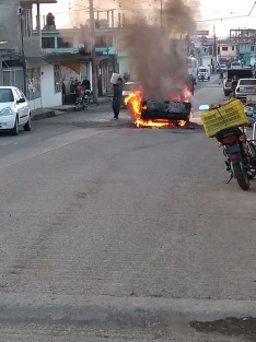 La mañana de este viernes, en el bulevard Emiliano Zapata de Fortín, Ver., una camioneta quedó completamente calcinada, luego de que un cortocircuito provocara que se incendiara.