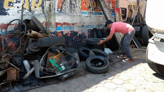 Son retirados criaderos de moscos del dengue en diferentes talacheras del municipio. 