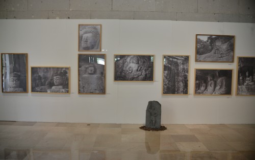 La exposición está compuesta por 70 fotografías del Buda en piedra de Japón, en las cuales se aprecia una afinidad entre estas piezas y algunas esculturas prehispánicas mexicanas, particularmente de la cultura Olmeca.
