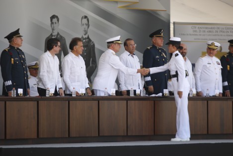 Se realiza la jura de bandera de la generación 2022 de la Heroica Escuela Naval de Anton Lizardo. Asistieron, el secretario de gobernación, Alfonso Navarrete Prida, el secretario de Marina, Vidal Francisco Soberón Sanz, Salvador Cienfuegos, secretario de la defensa nacional, el gobernador de Veracruz, Miguel Ángel Yunes Linares, así como representantes de Marinas de otros países.  