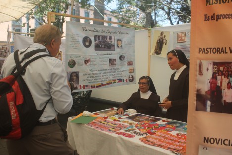 En el parque Juárez de Xalapa se lleva a cabo este sábado la Expo Vocacional de la Arquidiócesis de Xalapa, en la que se informa e invita a los asistentes, a sumarse a alguno de los carismas de la Iglesia  Católica, tanto como consagrados como laicos.  