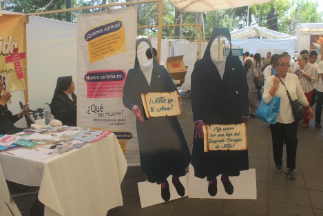 En el parque Juárez de Xalapa se lleva a cabo este sábado la Expo Vocacional de la Arquidiócesis de Xalapa, en la que se informa e invita a los asistentes, a sumarse a alguno de los carismas de la Iglesia Católica, tanto como consagrados como laicos. 
