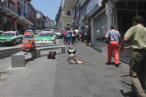 Aunque se ha visto dismunuído el número de comerciantes ambulantes en el Centro de Xalapa, los  que hay, igual ocupan grandes espacios en las aceras.