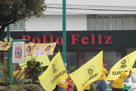 Perredistas festejan felices la participación de su candidato presidencial en las calles de Xalapa. 