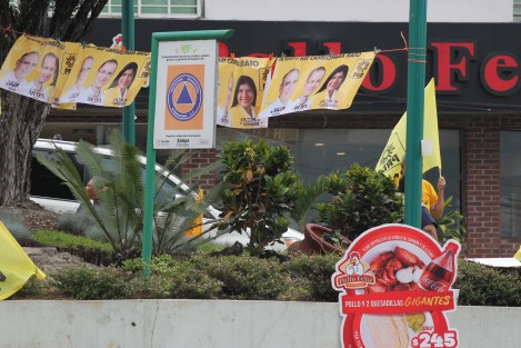 Perredistas festejan felices la participación de su candidato presidencial en las calles de Xalapa. 