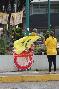 Perredistas festejan felices la participación de su candidato presidencial en las calles de Xalapa. 