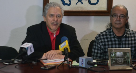 El alcalde de Xalapa, Hipólito Rodríguez, informó de su viaje  a Omaha Nebraska para visitar la cabeza olmeca donada por los xalapeños a través de la administración municipal pasada, y mostró orgulloso su postalita. 