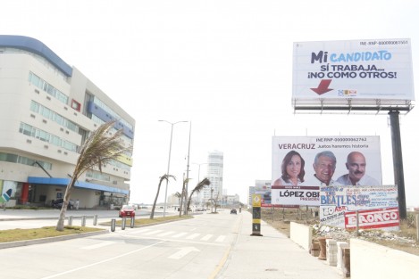 Poniendo a trabajar recursos, fueron colocados algunos espectaculares donde la coalición <em>Frente por México</em> alude que los candidatos de MORENA no trabajan. Los anuncios se encuentran sobre el bulevar Ávila Camacho en Boca del Río. 