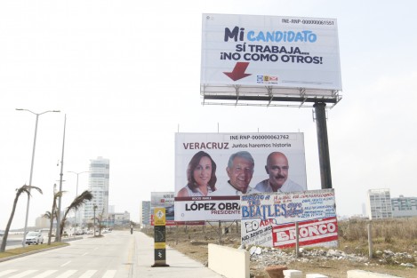 Fueron colocados algunos espectaculares donde la coalición <em>Frente por México</em> alude que los candidatos de MORENA no trabajan. Los anuncios se encuentran sobre el bulevar Ávila Camacho en Boca del Río. 