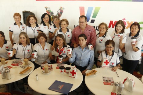 La Cruz Roja Mexicana Delegación Veracruz, recibió un donativo de 25 mil pesos por parte del Café de La Parroquia, además de un vaso conmemorativo.