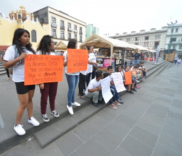 Un grupo de deportistas se manifestaron en plaza Lerdo debido a la falta de apoyos de parte de gobierno. 
