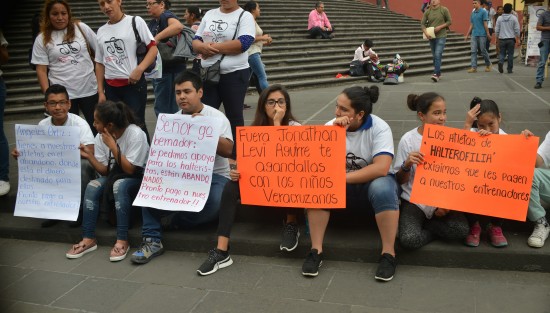 Un grupo de deportistas se manifestaron en plaza Lerdo debido a la falta de apoyos de parte de gobierno. 