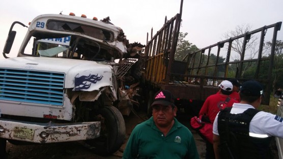 Un aparatoso accidente se registró la mañana de este lunes sobre la carretera Tuxtepec -La Reforma, dejando como saldo una persona muerta y diez más lesionadas.
