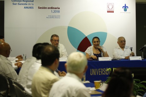 La rectora de la Universidad Veracruzana, Sara Ladrón de Guevara, encabezó la Sesión Ordinaria Regional Sur-Sureste de ANUIES, realizada en la sala de videoconferencias de la USBI Mocambo.  