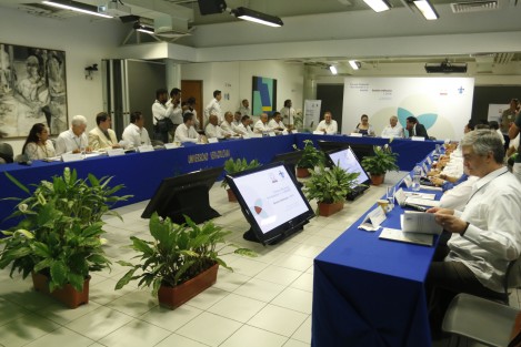 La rectora de la Universidad Veracruzana, Sara Ladrón de Guevara, encabezó la Sesión Ordinaria Regional Sur-Sureste de ANUIES, realizada en la sala de videoconferencias de la USBI Mocambo.  
