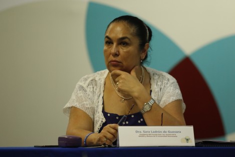 La rectora de la Universidad Veracruzana, Sara Ladrón de Guevara, encabezó la Sesión Ordinaria Regional Sur-Sureste de ANUIES, realizada en la sala de videoconferencias de la USBI Mocambo.  