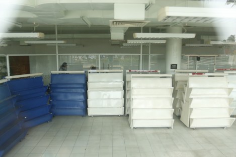 La Librería Universitaria, ubicada al interior de la USBI Mocambo, luce anaqueles vacíos y puertas cerradas. Al parecer la tienda estaría cerrando.