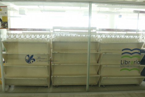 La Librería Universitaria, ubicada al interior de la USBI Mocambo, luce anaqueles vacíos y puertas cerradas. Al parecer la tienda estaría cerrando.