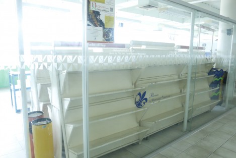 La Librería Universitaria, ubicada al interior de la USBI Mocambo, luce anaqueles vacíos y puertas cerradas. Al parecer la tienda estaría cerrando.