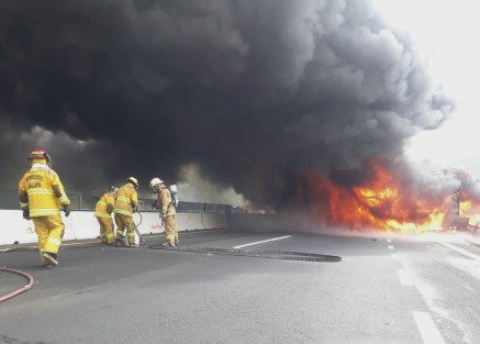 Una vez más la autopista más cara del país volvió a ser escenario de un espectacular accidente, por fortuna sin perdidas humanas. Un tráiler cargado con plástico ardió por más de hora y media sobre dicha rua, por fortuna el conductor salió a tiempo y sólo hubo daños materiales y retrasos al cerrarse por completo la autopista Xalapa - Perote.