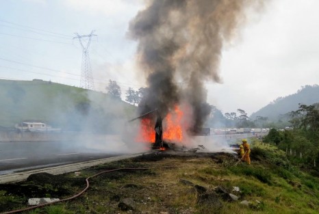 Una vez más la autopista más cara del país volvió a ser escenario de un espectacular accidente, por fortuna sin perdidas humanas. Un tráiler cargado con plástico ardió por más de hora y media sobre dicha rua, por fortuna el conductor salió a tiempo y sólo hubo daños materiales y retrasos al cerrarse por completo la autopista Xalapa - Perote.