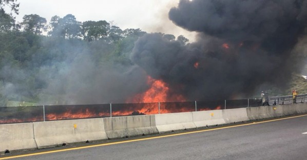 Una vez más la autopista más cara del país volvió a ser escenario de un espectacular accidente, por fortuna sin perdidas humanas. Un tráiler cargado con plástico ardió por más de hora y media sobre dicha rua, por fortuna el conductor salió a tiempo y sólo hubo daños materiales y retrasos al cerrarse por completo la autopista Xalapa - Perote.