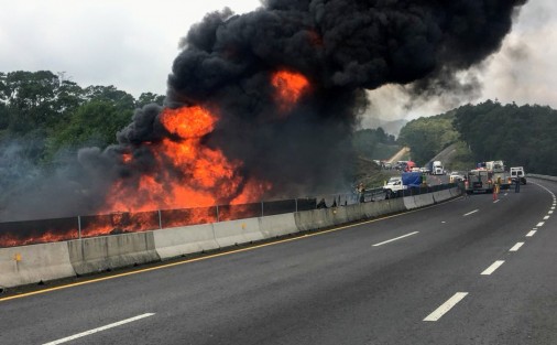 Una vez más la autopista más cara del país volvió a ser escenario de un espectacular accidente, por fortuna sin perdidas humanas. Un tráiler cargado con plástico ardió por más de hora y media sobre dicha rua, por fortuna el conductor salió a tiempo y sólo hubo daños materiales y retrasos al cerrarse por completo la autopista Xalapa - Perote.