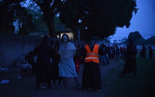 Cientos de niños y jóvenes se dan cita en el campo deportivo de la comunidad de Tuzamapan, municipio de Coatepec, y vestidos de diferentes personajes se preparan para la la quema del mal humor, con la que da inicio su tradicional carnaval.
