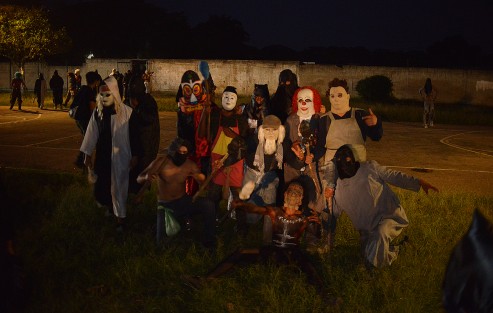Cientos de niños y jóvenes se dan cita en el campo deportivo de la comunidad de Tuzamapan, municipio de Coatepec, y vestidos de diferentes personajes se preparan para la la quema del mal humor, con la que da inicio su tradicional carnaval.

