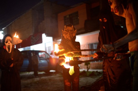 Recorren la calle principal de la comunidad hasta el parque central, donde una figura de cartón representa el mal humor y es ahí donde con antorcha en mano, capuchas y máscaras, preden fuego a la figura.

