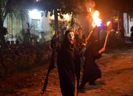 Recorren la calle principal de la comunidad hasta el parque central, donde una figura de cartón representa el mal humor y es ahí donde con antorcha en mano, capuchas y máscaras, preden fuego a la figura.
