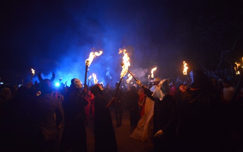 Recorren la calle principal de la comunidad hasta el parque central, donde una figura de cartón representa el mal humor y es ahí donde con antorcha en mano, capuchas y máscaras, preden fuego a la figura.
