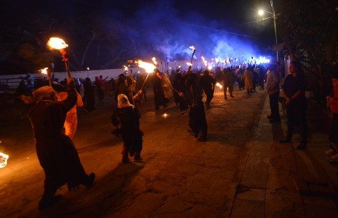 Recorren la calle principal de la comunidad hasta el parque central, donde una figura de cartón representa el mal humor y es ahí donde con antorcha en mano, capuchas y máscaras, preden fuego a la figura.
